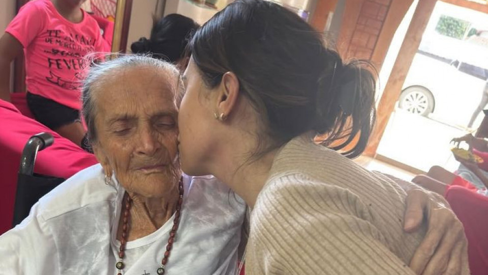 Simone Mendes faz carta aberta e se declara para avó: “Sou imensamente grata por tudo o que você fez por&nbsp;mim”