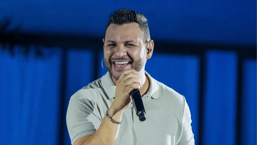 Lenno se emociona durante apresentação da Banda Desejo de Menina, após episódio da&nbsp;prisão