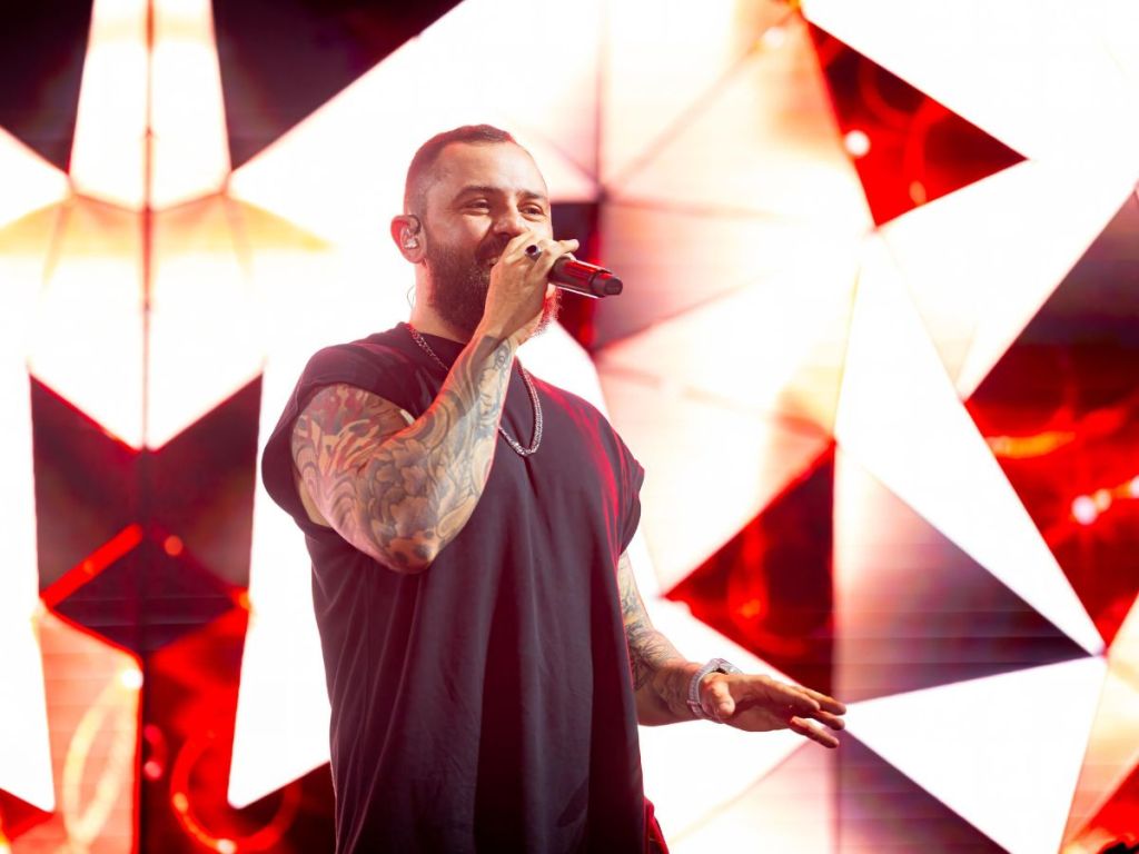 Mateus, dupla de Jorge, volta aos palcos após cirurgia no joelho