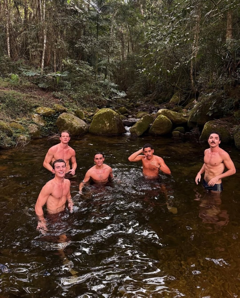 Caio Manhente posta foto com vários atores da novela #GarotaDoMomento na&nbsp;cachoeira