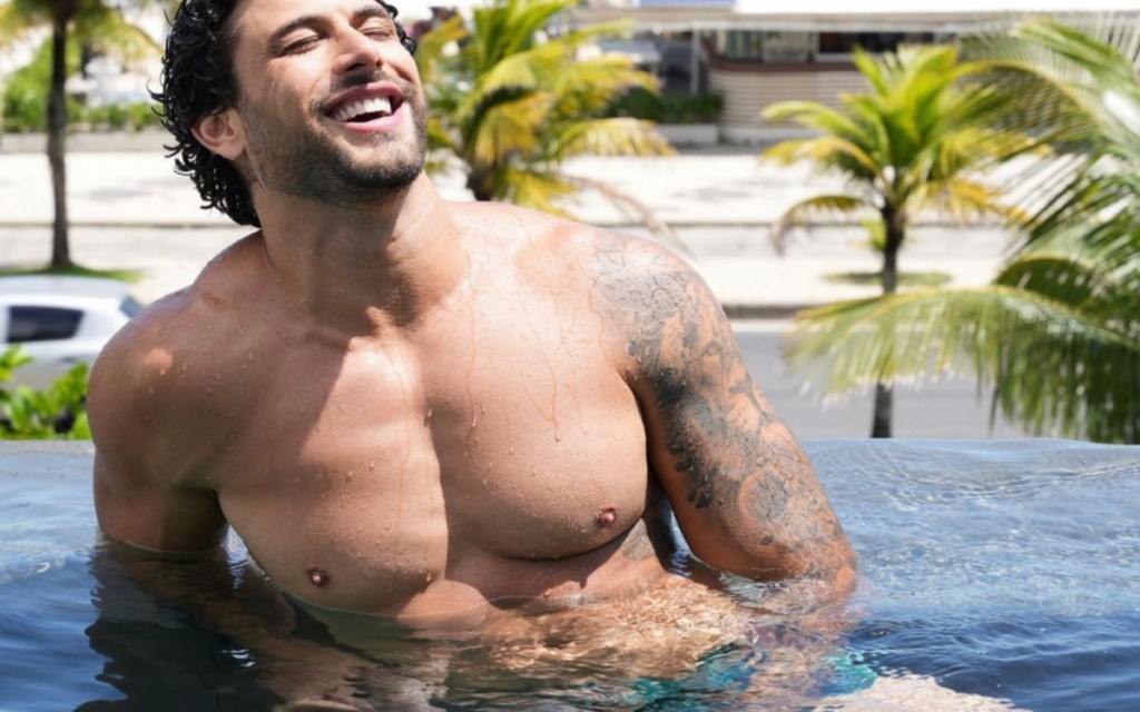 Jesus Luz posa para ensaio sexy e conta que faz reposição&nbsp;hormonal