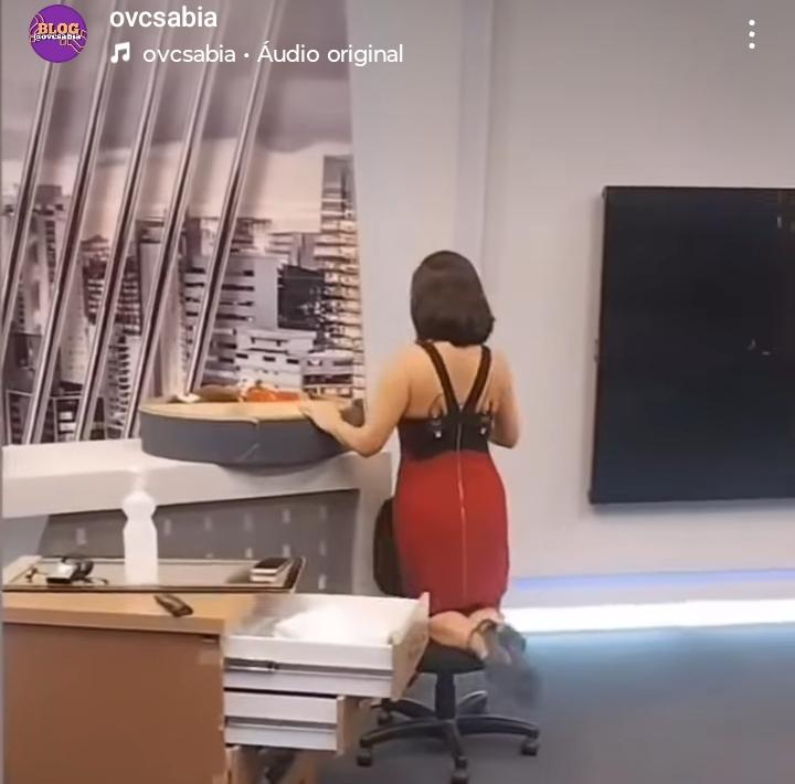 Katiúzia Rios é filmada nos bastidores brincando de rodar em cima da cadeira e relembra tempo de&nbsp;escola