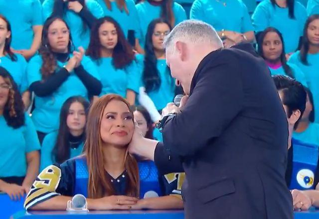 Lexa se emociona com palavra de benção de Padre Marcelo ao vivo no #DomingoLegal: “Vai chegar a hora de ter novamente,&nbsp;tá?”