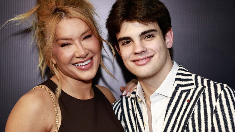 Rodrigo Silva, de 17 anos, causa na web ao chegar acompanhado de a ex-bailarina do “Domingão do Faustão”, na festa do&nbsp;irmão