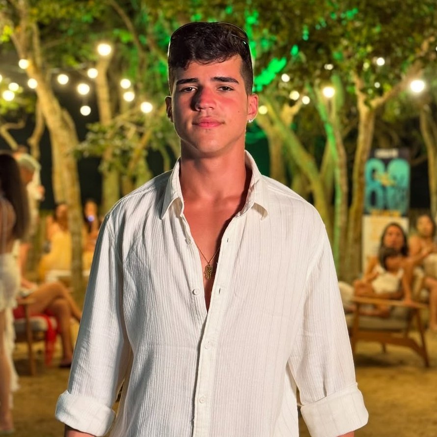 Ator Drico Alves estará em #AFazenda 17, afirma Léo&nbsp;Dias