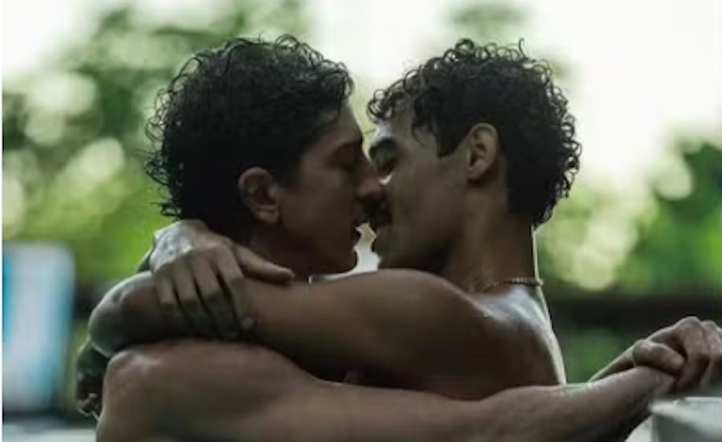 Johnny Massaro protagoniza uma sequência de sexo na piscina ao lado de Igor Fernandez em&nbsp;série