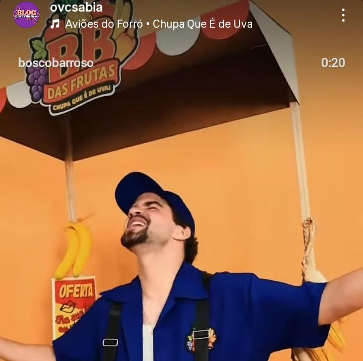 Bosco Barroso presta sua homenagem aos feirantes ao aparecer em uma barraca com várias frutas no Aviões Fantasy