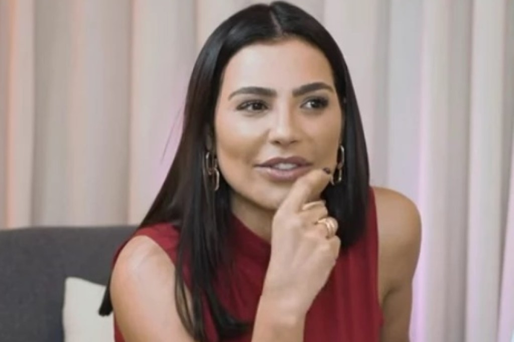 Cíntia Chagas, responde uma pergunta de um seguidor sobre atendentes que chamam os clientes de “Meu&nbsp;bem”