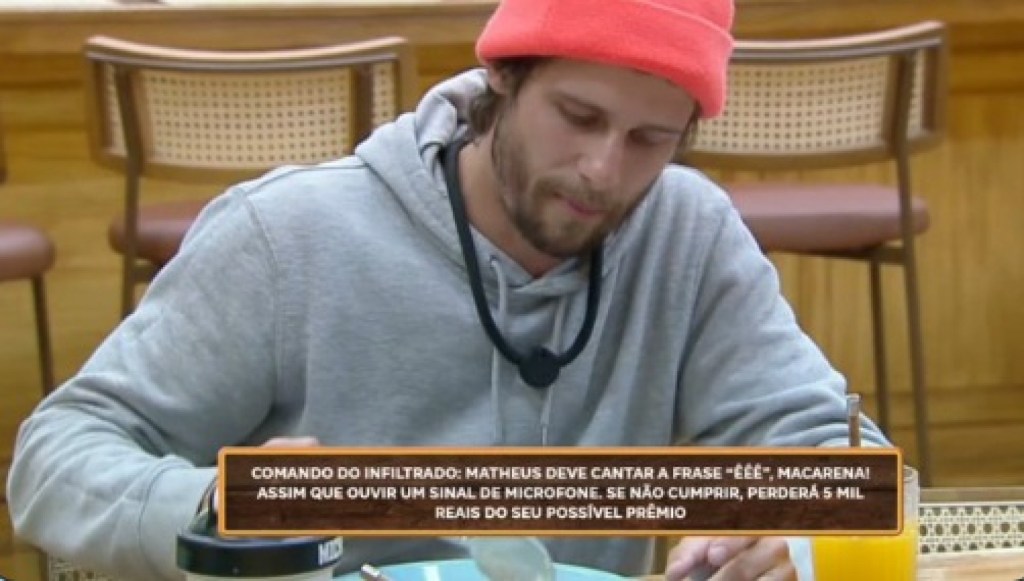 Matheus teve que cumprir a missão do infiltrado de cantar “Macarena” na frente de Yoná em A Fazenda&nbsp;17
