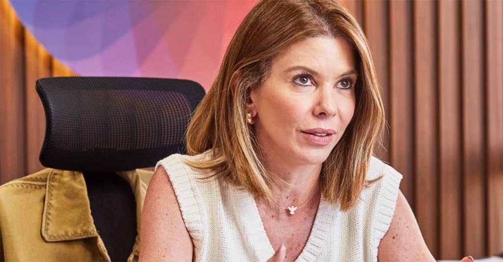 CEO do SBT, Daniela Abravanel, convida telespectadores para assistir  #TheVoiceBrasil e cita morte de Odete, da novela da Globo 