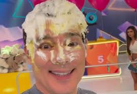 Ana Castela e Zé Felipe surpreendem e dão tortada no apresentador Celso Portiolli