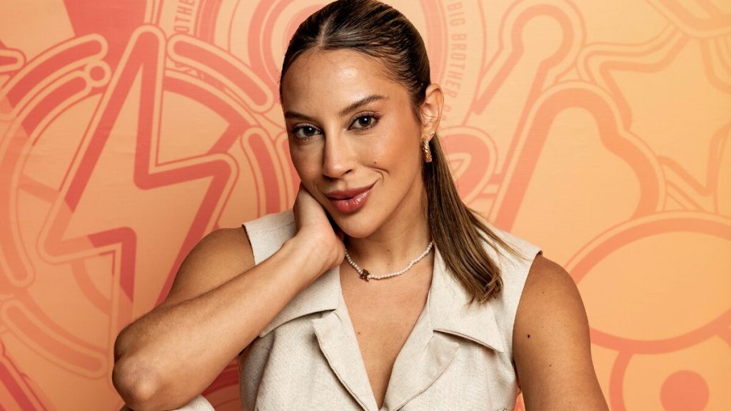 Ex-bbb Renata doa uniformes de ballet para meninas atendidas por instituição de bairro onde&nbsp;nasceu