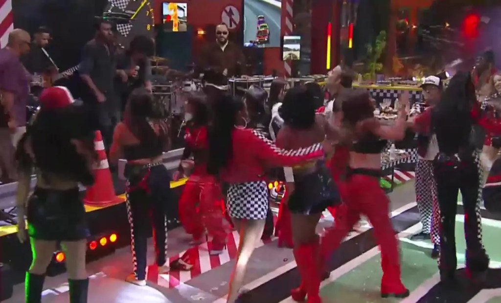 Carol, Martina e Tàmires brigam durante festa de&nbsp;#AFazenda17