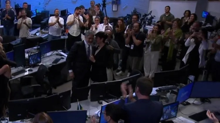 César Tralli, Bonner e Renata Vasconcellos receberam muitos aplausos da redação e abraçaram seus familiares ao saírem do estúdio