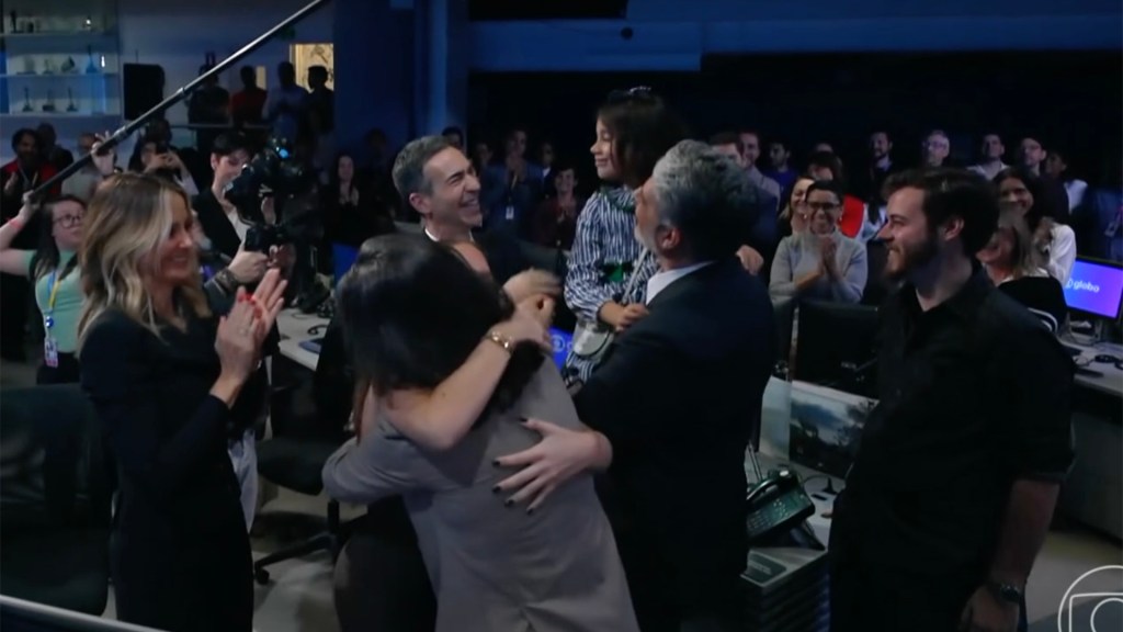 Muito fofo! Renata e Bonner abraçaram a família do novo âncora do JN, Cesar&nbsp;Tralli❤️