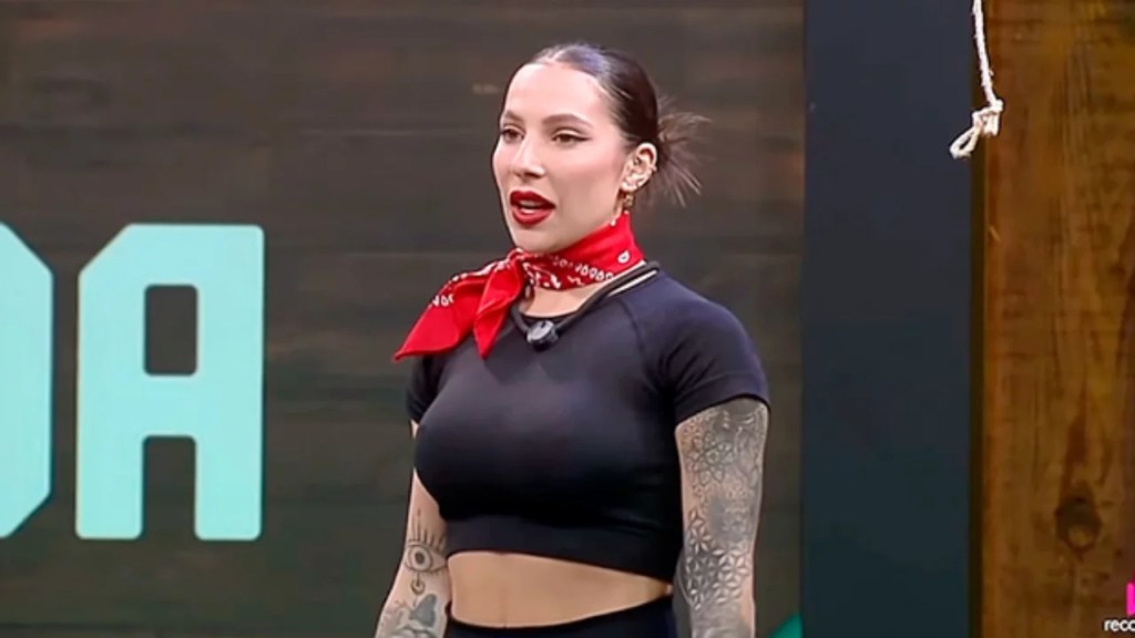 Treta começou com Martina se incomodando com Duda por se aproximar das bebidas em #AFazenda17