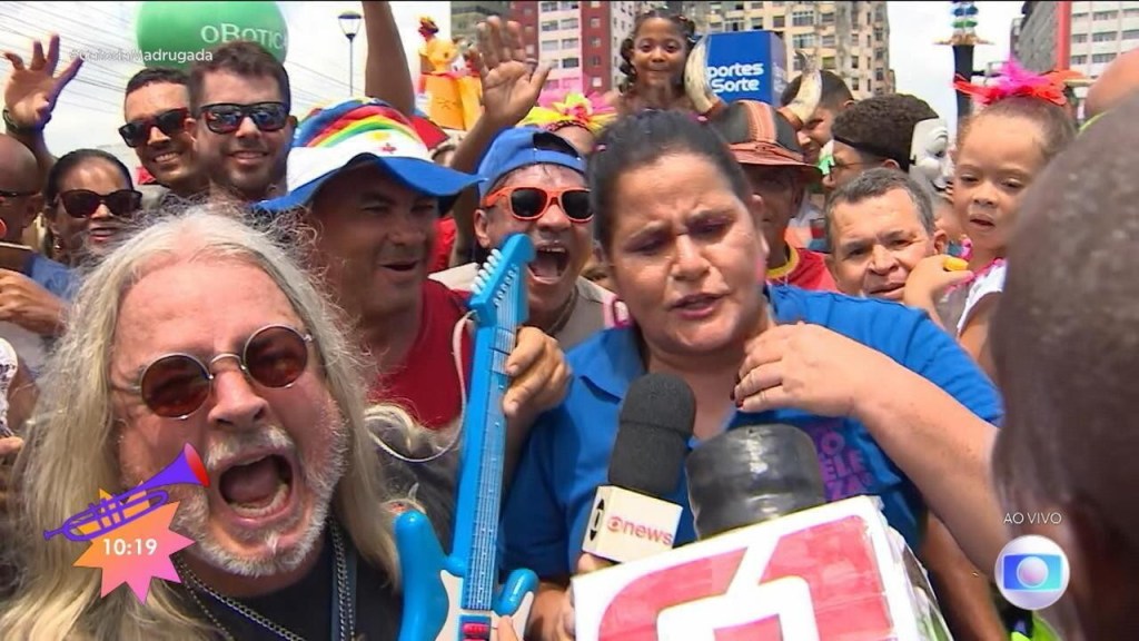 Repórteres da Record e TV Globo dançam muito durante cobertura do carnaval