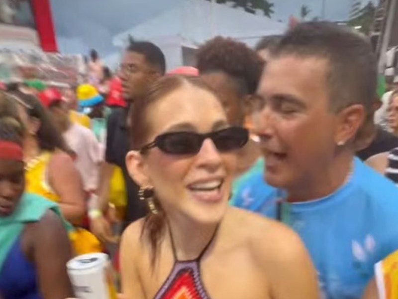 André Marques e Ana Clara Lima são flagrados curtindo o bloco de Ivete Sangalo em&nbsp;Salvador