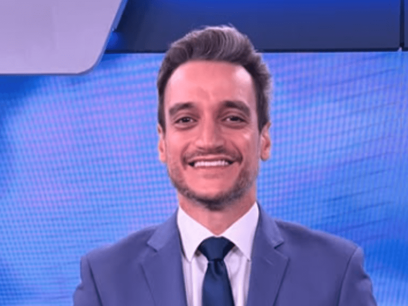 Repórter cai no riso ao ouvir de criança que a irmã dele era “irritante” durante cobertura de&nbsp;carnaval