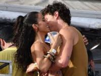 Bruna Marquezine e Shawn Mendes são filmados num maior grude curtindo o Carnaval de&nbsp;Salvador