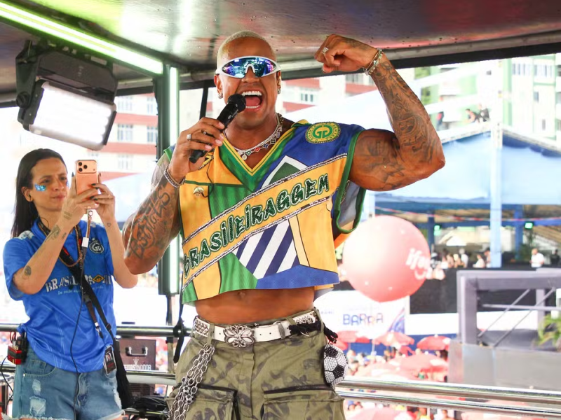 Léo Santana usa cropped durante sua maratona de Carnaval 2025 e reforça que a moda não tem gênero 