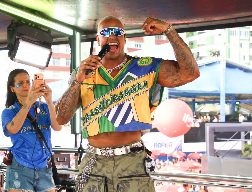 Léo Santana usa cropped durante sua maratona de Carnaval 2025 e reforça que a moda não tem gênero