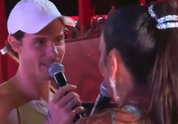 Ivete Sangalo recebe Shawn Mendes no trio elétrico em Salvador 