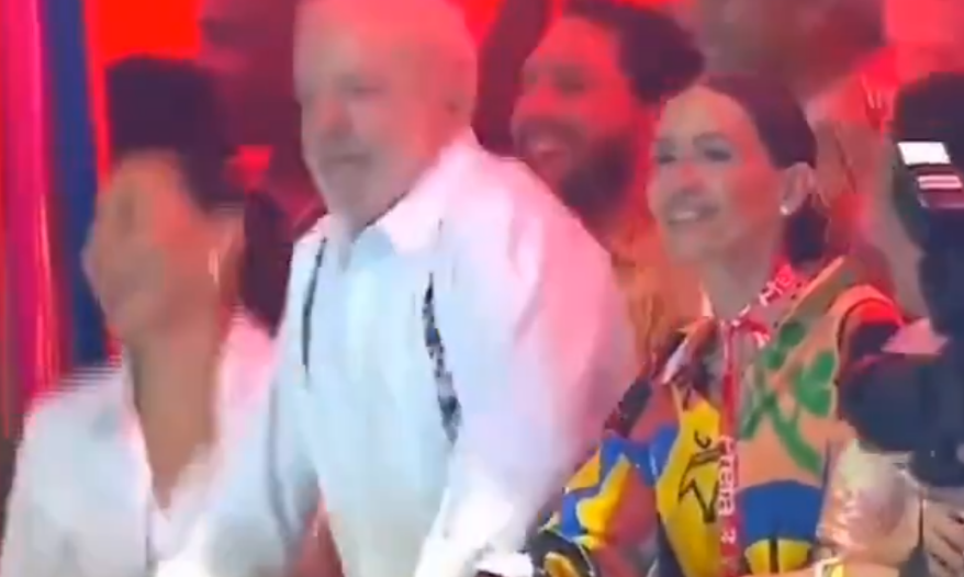 Vídeo de Lula pulando no Carnaval de Salvador ao lado de Janja&nbsp;viraliza