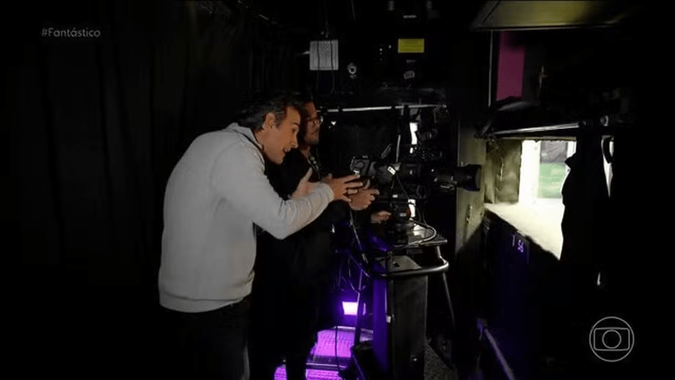 Tadeu Schmidt mostra bastidores do BBB26 para Luciano Huck, que reage: “Que loucura,&nbsp;Tadeu”