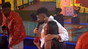 Dilsinho bebe no copo da Chaiany e ela se derrete dizendo que ia levar esse copo pra&nbsp;casa