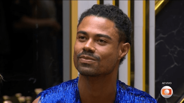 Tadeu Schmidt revela para Breno, que foi exilado em dinâmica, que ele poderá indicar alguém para o paredão do&nbsp;#BBB26