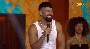 Dilsinho é perguntado se é solteiro durante show no BBB26 e ele reage 