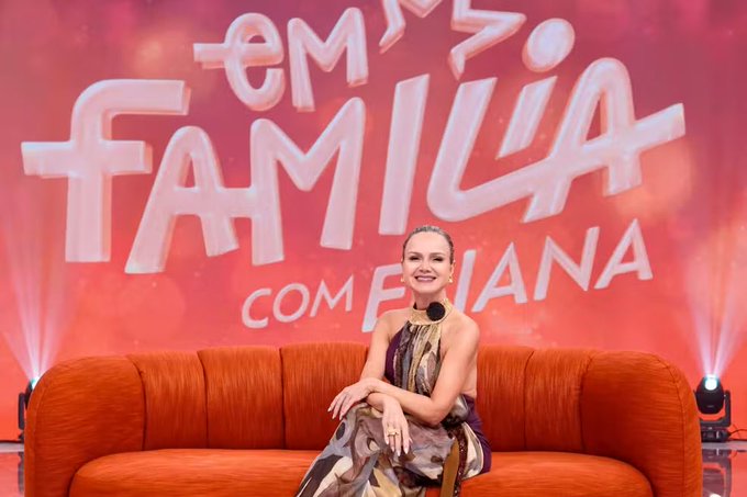 Eliana recebe homenagem da família no palco do #EmFamiliaComEliana 