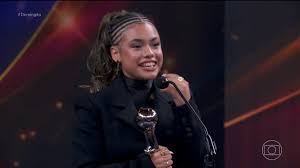 Alana Cabral faz forte discurso ao vencer a categoria ‘Revelação’ do #MelhoresDoAno