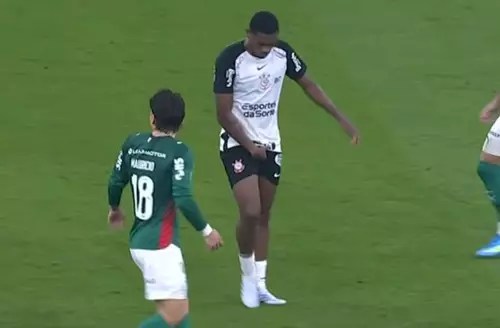 Hugo Souza, sobre a expulsão de André por gesto obsceno em Corinthians x Palmeiras: “Ele falou que foi ajeitar o&nbsp;short.”