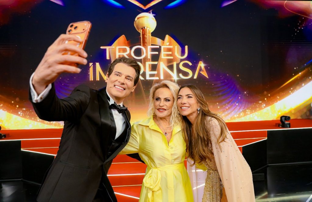 Ana Maria Braga é ovacionada em sua entrada no&nbsp;#TroféuImprensa