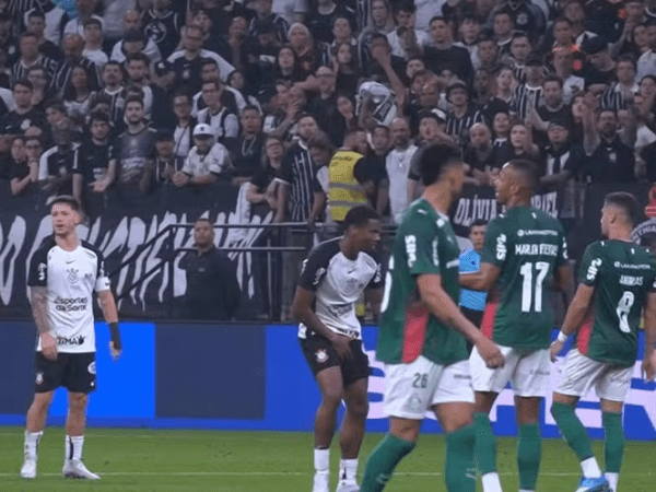 Jogador do Corinthians é expulso por pegar em seu órgão gen*tal para provocar o rival&nbsp;Palmeiras