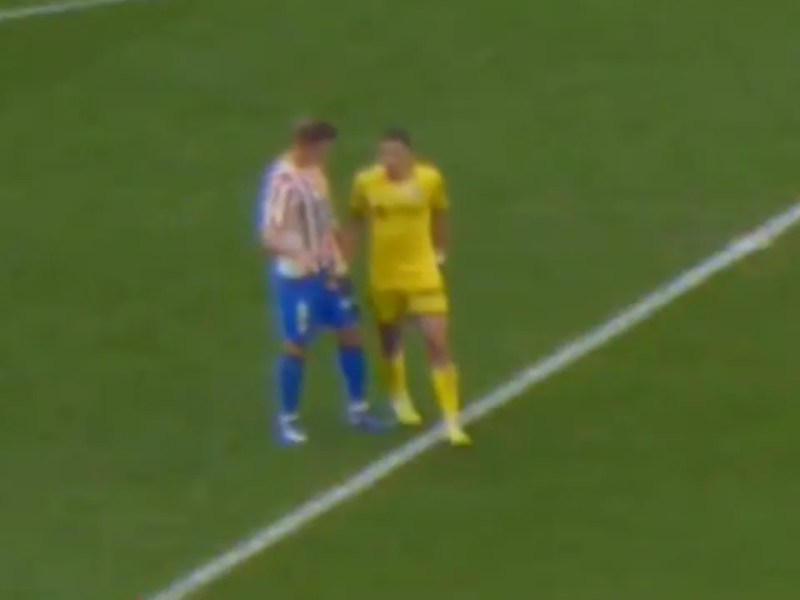 Zagueiro Abqar, do Getafe, provoca Sorloth com um apertão nas partes íntimas do atacante e é&nbsp;expulso