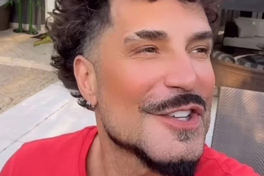 Latino reage após críticas sobre harmonização facial