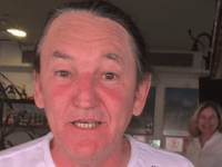 Humorista Marquito, do SBT, aparece cantando em vídeo após o acidente de&nbsp;moto