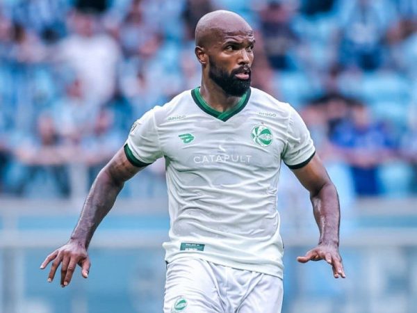 Messias, do Juventude, chama atenção ao ficar de costas durante a execução do Hino Nacional;Entenda!