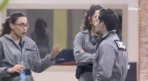 Nikita fala pelas costas de Jackson e ao ver ele se aproximando dela, ela muda de assunto e brinca com colega de&nbsp;jogo