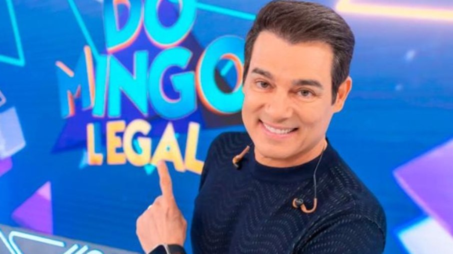 Celso Portiolli completa 30 anos de carreira como apresentador no SBT e é celebrado ao vivo no palco do&nbsp;#DomingoLegal