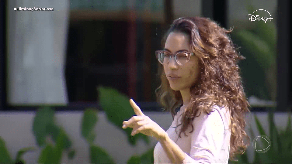 Hassum diz no ao vivo e na cara da Nikita, de que ela está “sabonetando”