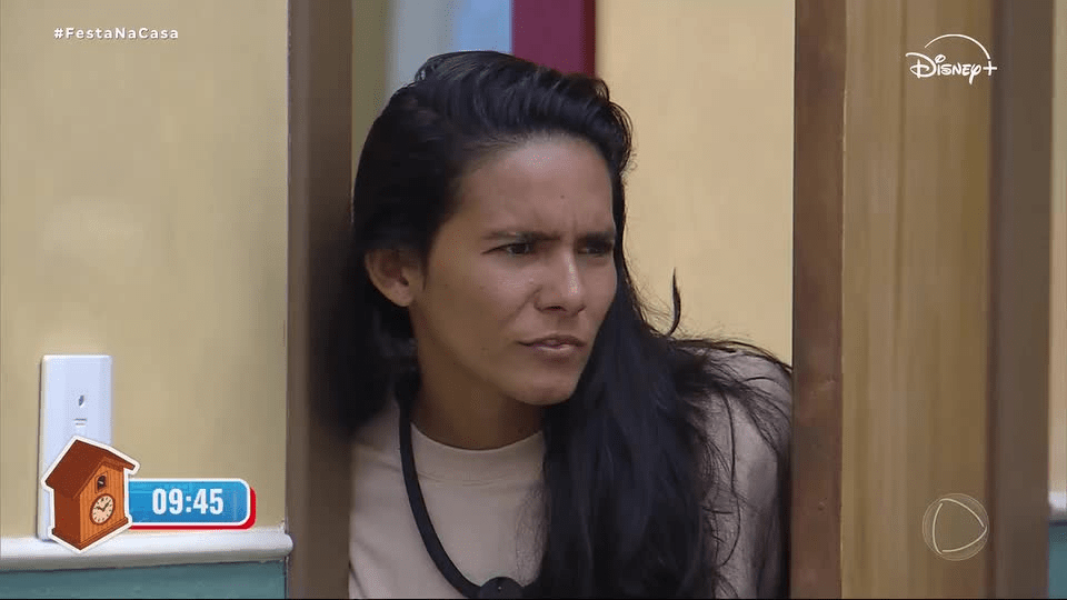 Sheila detona a patroa Morena após cobrança para servir: “Você foi lá o&nbsp;caralh*”