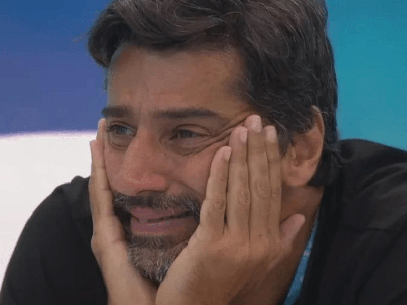 Alberto Cowboy exibe novo sorriso após colocar lentes de contato nos&nbsp;dentes