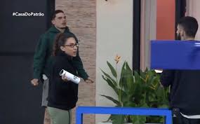 Antes de sair da #CasadoPatrão, Jovan diz que Nikita xingou a mãe dele e reclama com a produção dizendo que é proibido em&nbsp;contrato