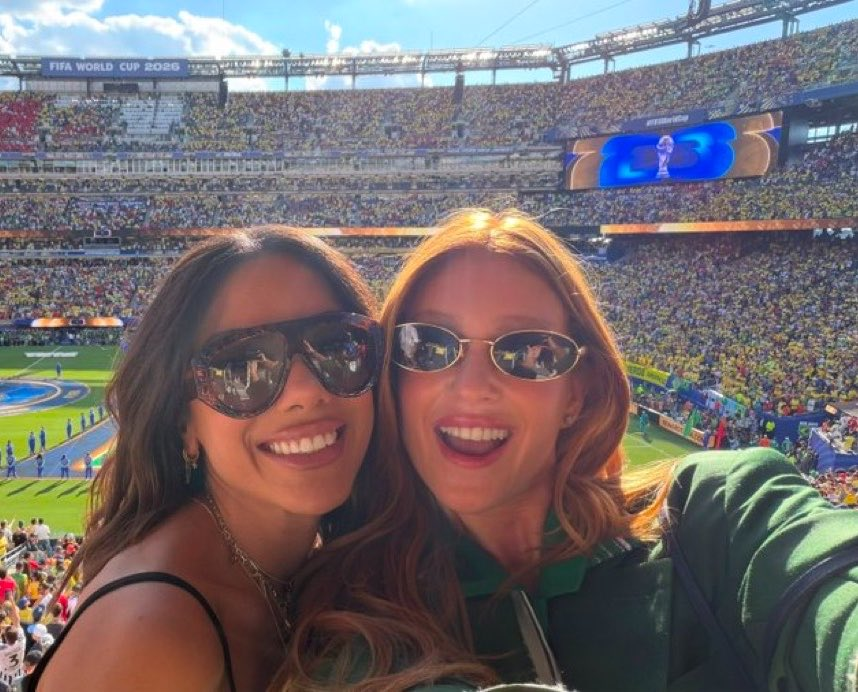 Anitta e Marina Ruy Barbosa se reencontram durante primeira partida do&nbsp;Brasil