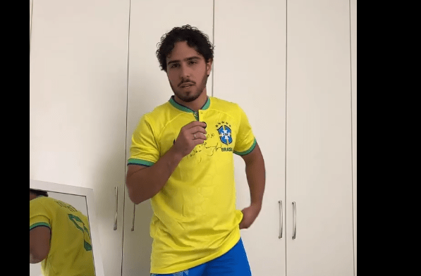 Ator Igor Jansen mostra look inusitado que usaria para assistir jogo do Brasil caso não fosse “Julgado” pelas&nbsp;pessoas