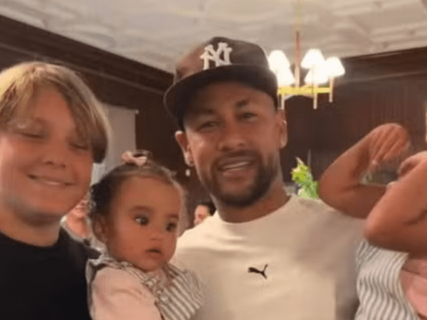 Bruna Biancardi mostra registro fofo de Neymar ao lado dos&nbsp;filhos